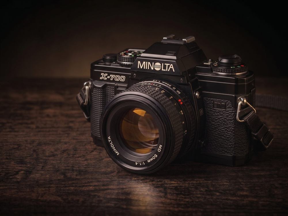 Analogowa lustrzanka Minolta X-700 z obiektywem MD 50 mm