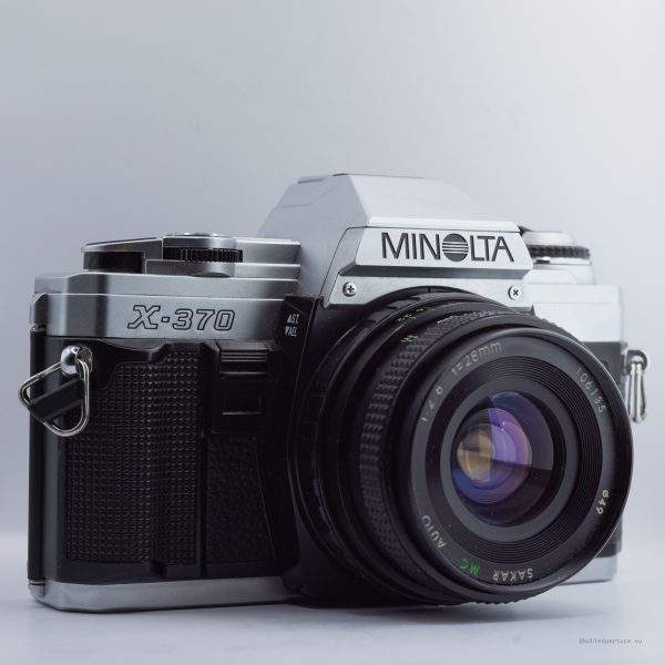 Minolta X-370 z obiektywem Sakar MC Auto 28mm f/2.8 i lampą Minolta Auto 200X