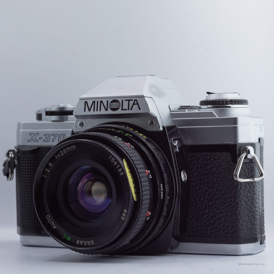 Minolta X-370 z obiektywem Sakar MC Auto 28mm f/2.8 i lampą Minolta Auto 200X